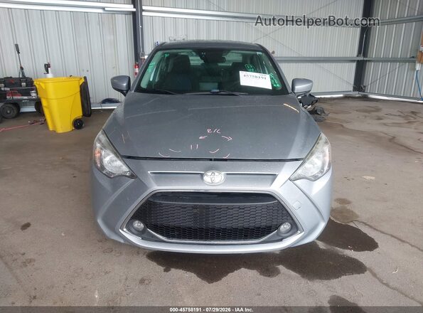 3MYDLBYV2LY712073 2020 TOYOTA YARIS Silver Vista interior trasera