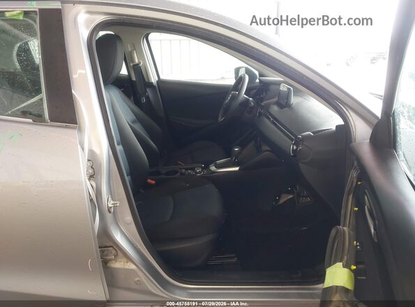 3MYDLBYV2LY712073 2020 TOYOTA YARIS Silver Vista interior delantera