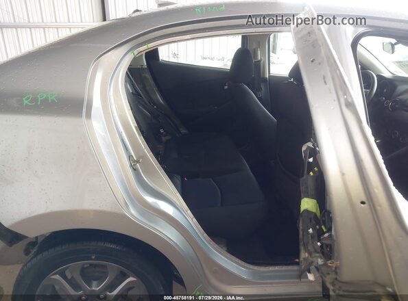 3MYDLBYV2LY712073 2020 TOYOTA YARIS Silver Vista de la etiqueta del VIN