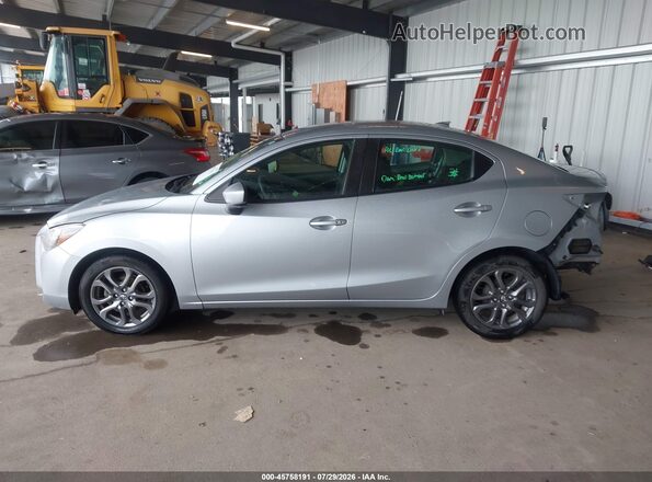 3MYDLBYV2LY712073 2020 TOYOTA YARIS Silver 