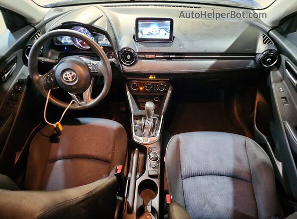 3MYDLBYV3HY157285 2017 TOYOTA YARIS Синий Вид панели приборов