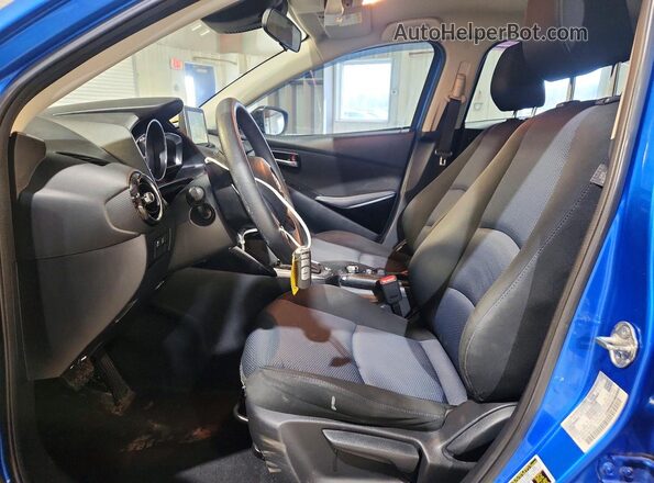 3MYDLBYV3HY157285 2017 TOYOTA YARIS Синий Вид салона спереди