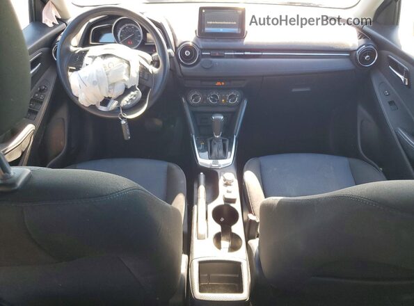 3MYDLBYV3HY158047 2017 TOYOTA YARIS Black Вид панелі приладів