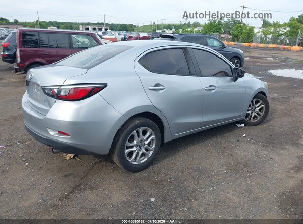 3MYDLBYV3HY172272 2017 TOYOTA YARIS IA Silver უკანა მარჯვენა