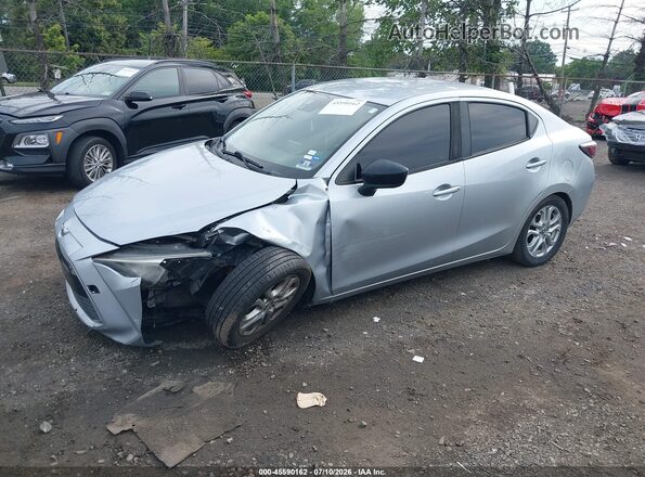 3MYDLBYV3HY172272 2017 TOYOTA YARIS IA Silver წინა მარცხენა ხედი სამი მეოთხედიდან