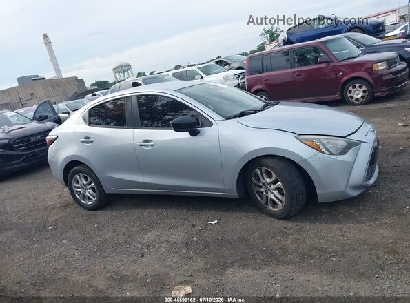 3MYDLBYV3HY172272 2017 TOYOTA YARIS IA Silver უკანა სალონის ხედი