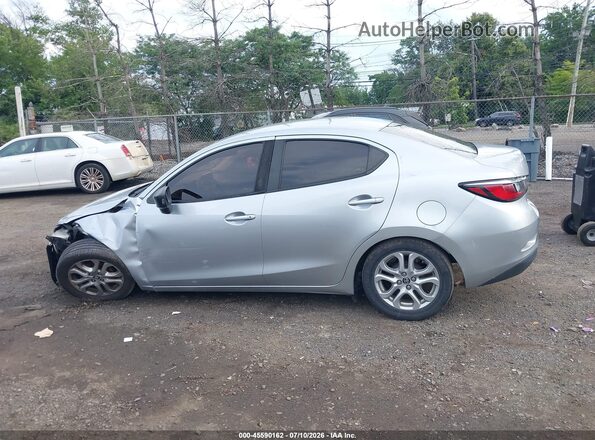 3MYDLBYV3HY172272 2017 TOYOTA YARIS IA Silver სალონის 360-გრადუსიანი ხედი