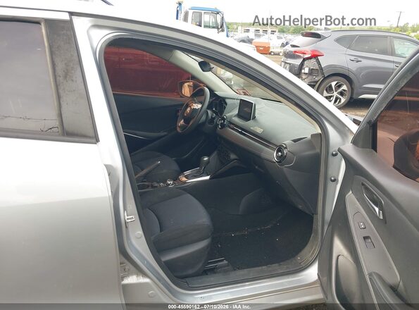 3MYDLBYV3HY172272 2017 TOYOTA YARIS IA Silver წინა სალონის ხედი