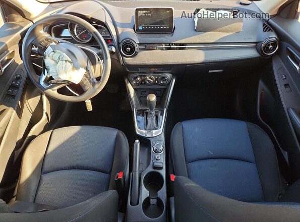 3MYDLBYV3HY182025 2017 TOYOTA YARIS Red Dashboard view