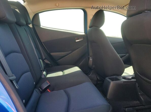 3MYDLBYV4HY153701 2017 TOYOTA YARIS Blue Հետևի նստատեղերի տեսք