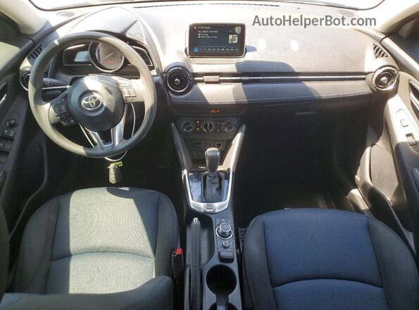 3MYDLBYV4HY153701 2017 TOYOTA YARIS Blue Առջևի վահանակի տեսք