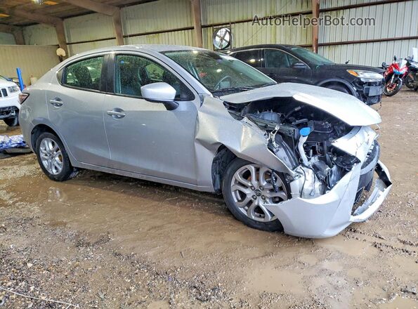 3MYDLBYV4HY170188 2017 TOYOTA YARIS Silver Delantero derecho