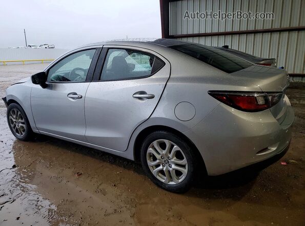 3MYDLBYV4HY170188 2017 TOYOTA YARIS Silver Trasero izquierdo