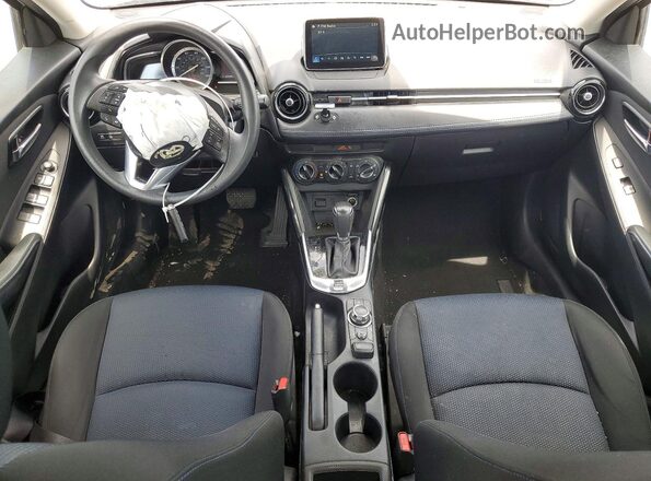 3MYDLBYV4HY170188 2017 TOYOTA YARIS Silver Vista del salpicadero