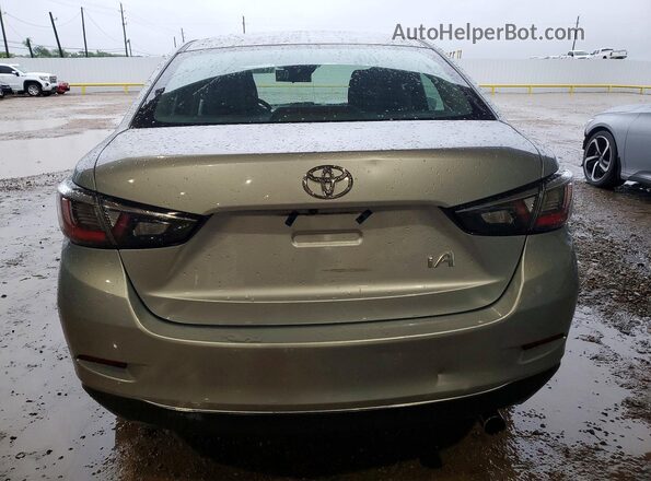 3MYDLBYV4HY170188 2017 TOYOTA YARIS Silver Vista trasera