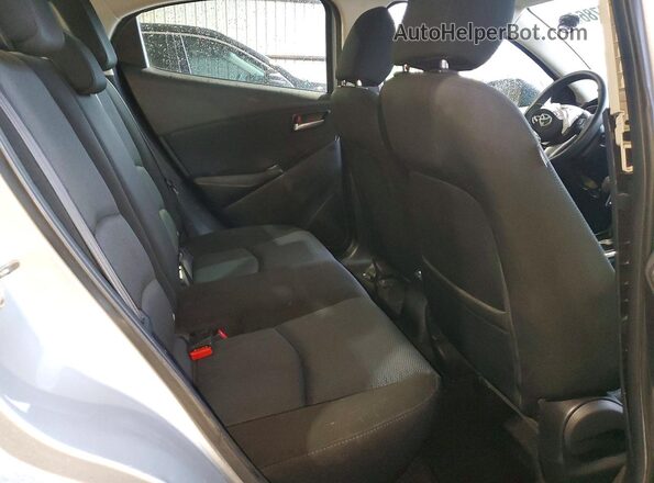 3MYDLBYV4HY170188 2017 TOYOTA YARIS Silver Vista de los asientos traseros