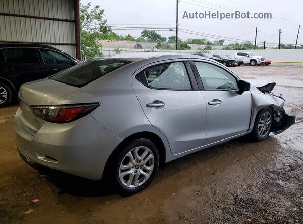 3MYDLBYV4HY170188 2017 TOYOTA YARIS Silver Trasero derecho