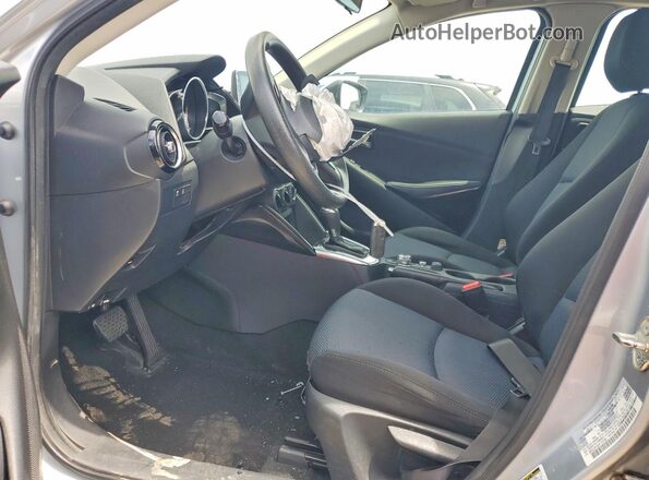 3MYDLBYV4HY170188 2017 TOYOTA YARIS Silver Vista interior delantera