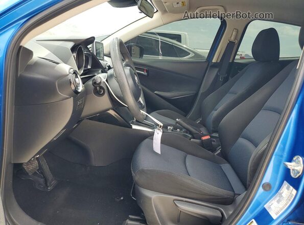 3MYDLBYV4HY173642 2017 TOYOTA YARIS Blue Вид салону спереду