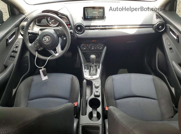 3MYDLBYV4HY173642 2017 TOYOTA YARIS Blue Вид панелі приладів