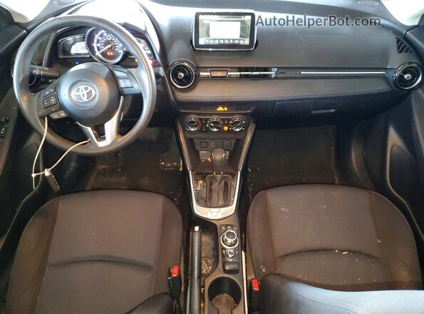 3MYDLBYV4HY182308 2017 TOYOTA YARIS Blue Vista del salpicadero