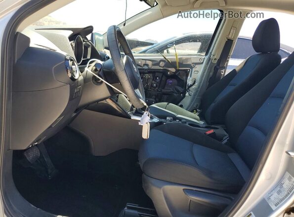 3MYDLBYV4JY306888 2018 TOYOTA YARIS Silver წინა სალონის ხედი
