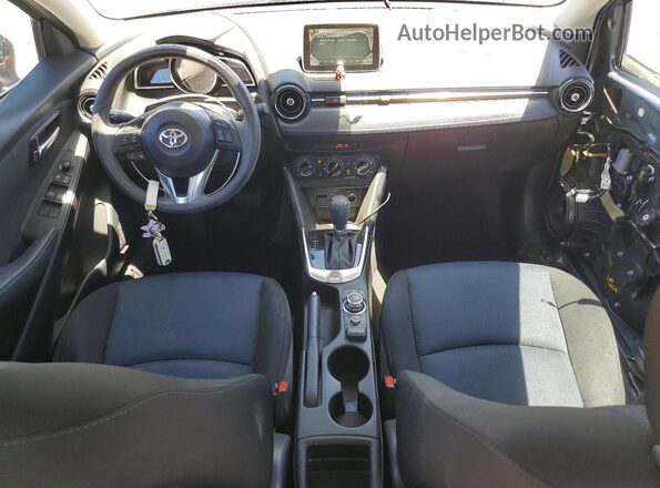 3MYDLBYV4JY306888 2018 TOYOTA YARIS Silver წინა პანელის ხედი