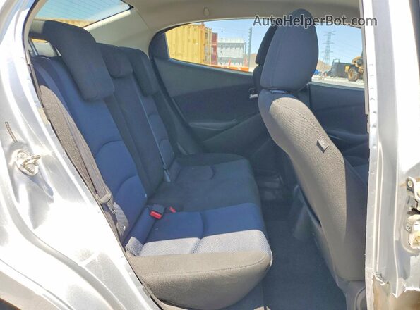 3MYDLBYV4JY306888 2018 TOYOTA YARIS Silver უკანა სავარძლების ხედი