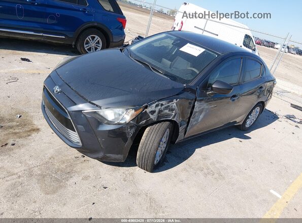 3MYDLBYV4JY310911 2018 TOYOTA YARIS IA Серый Передняя левая четверть