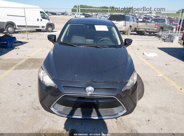 3MYDLBYV4JY310911 2018 TOYOTA YARIS IA Серый Вид панели приборов