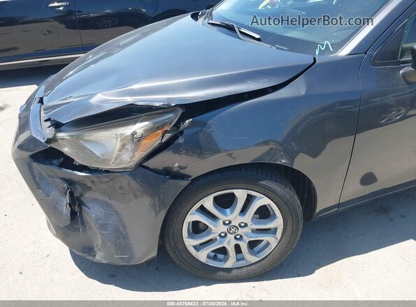 3MYDLBYV4JY311749 2018 TOYOTA YARIS IA Gray Widok z przodu