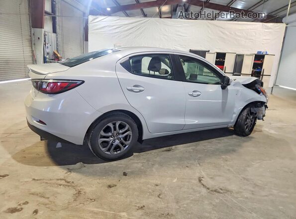 3MYDLBYV4KY517770 2019 TOYOTA YARIS Silver Rear right