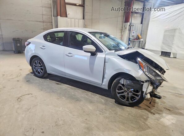 3MYDLBYV4KY517770 2019 TOYOTA YARIS Silver Front right