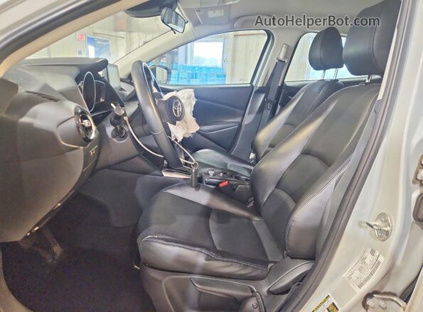 3MYDLBYV4KY517770 2019 TOYOTA YARIS Silver Front interior view