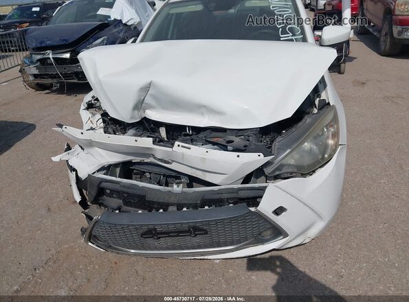 3MYDLBYV4KY520975 2019 TOYOTA YARIS White ხელსაწყოთა პანელის ხედი