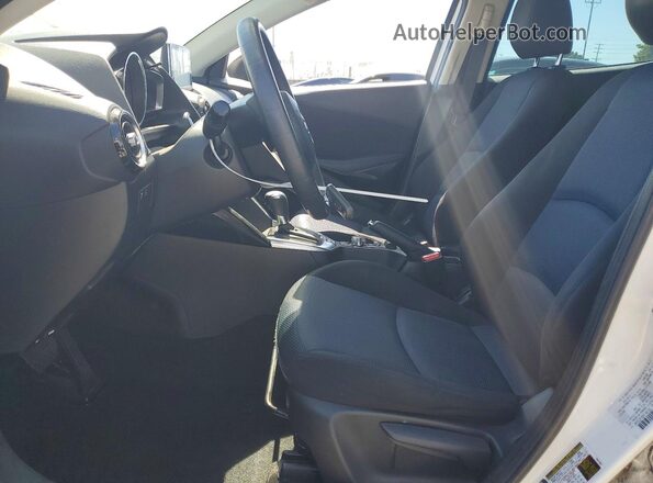 3MYDLBYV5HY148183 2017 TOYOTA YARIS White Front interior view