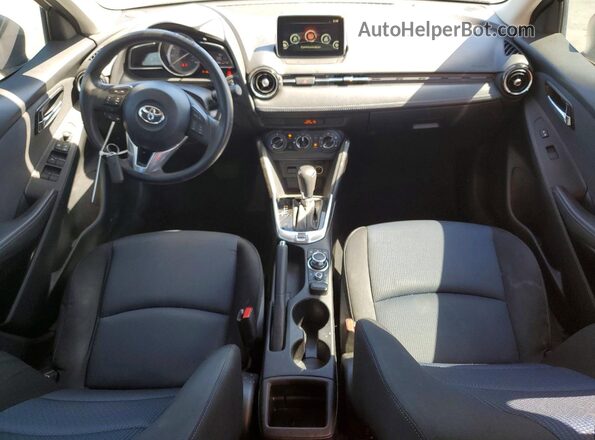 3MYDLBYV5HY148183 2017 TOYOTA YARIS White Dashboard view