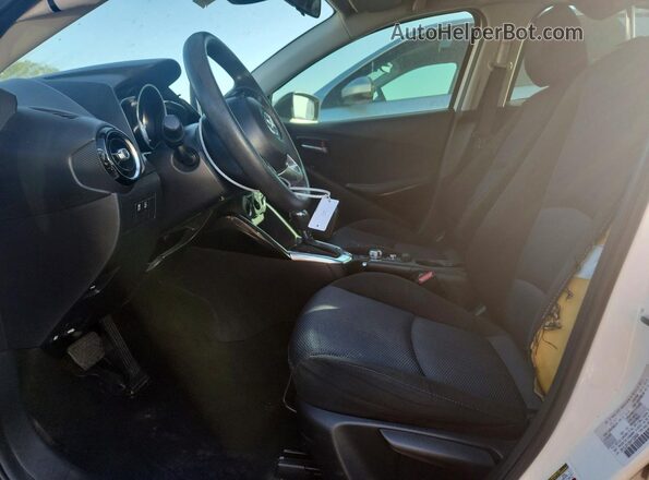 3MYDLBYV5HY193494 2017 TOYOTA YARIS Silver Սալոնի դիմացի տեսք