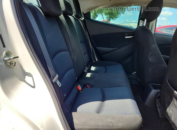 3MYDLBYV5HY193494 2017 TOYOTA YARIS Silver Հետևի նստատեղերի տեսք