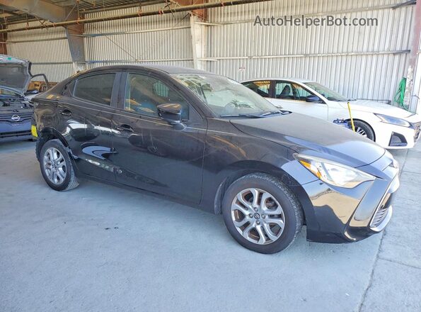 3MYDLBYV5JY323229 2018 TOYOTA YARIS Black Front right