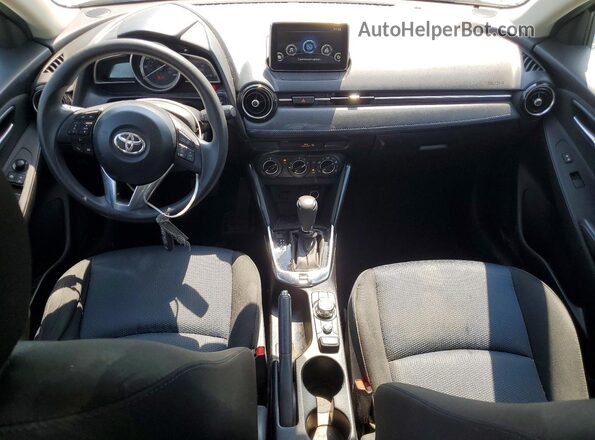 3MYDLBYV5JY325885 2018 TOYOTA YARIS Silver Widok deski rozdzielczej