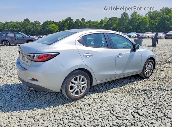 3MYDLBYV5JY325885 2018 TOYOTA YARIS Silver Tył prawy