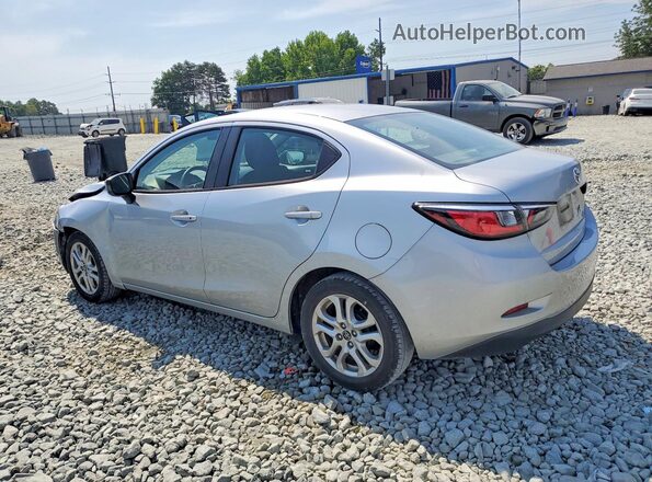 3MYDLBYV5JY325885 2018 TOYOTA YARIS Silver Tył lewy