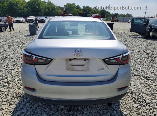 3MYDLBYV5JY325885 2018 TOYOTA YARIS Silver Widok z tyłu
