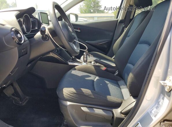 3MYDLBYV5JY325885 2018 TOYOTA YARIS Silver Widok wnętrza z przodu
