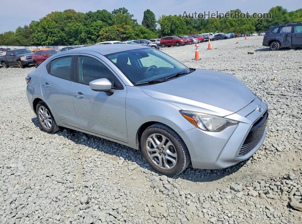 3MYDLBYV5JY325885 2018 TOYOTA YARIS Silver Przód prawy