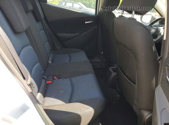 3MYDLBYV5JY325885 2018 TOYOTA YARIS Silver Widok tylnych siedzeń