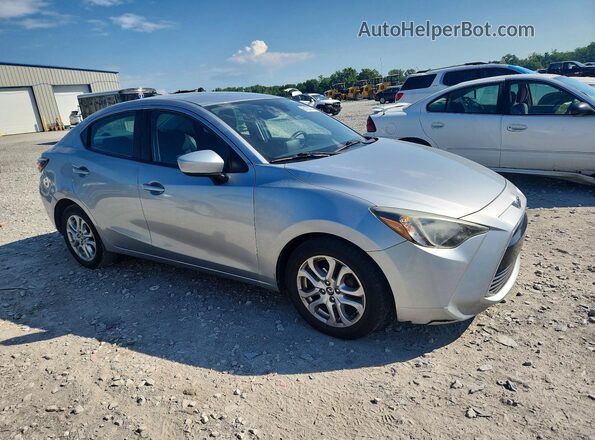 3MYDLBYV5JY331377 2018 TOYOTA YARIS Silver Передня права чверть
