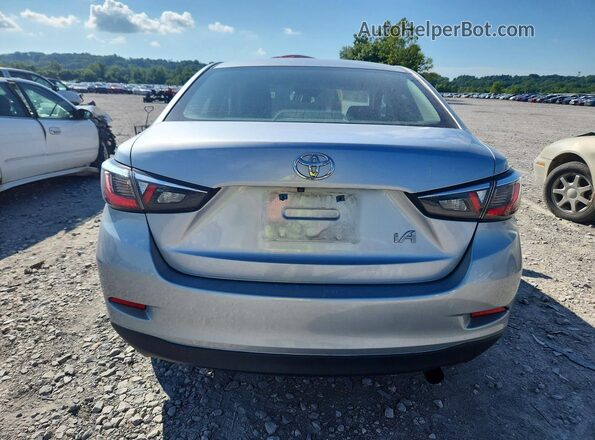 3MYDLBYV5JY331377 2018 TOYOTA YARIS Silver Вид ззаду