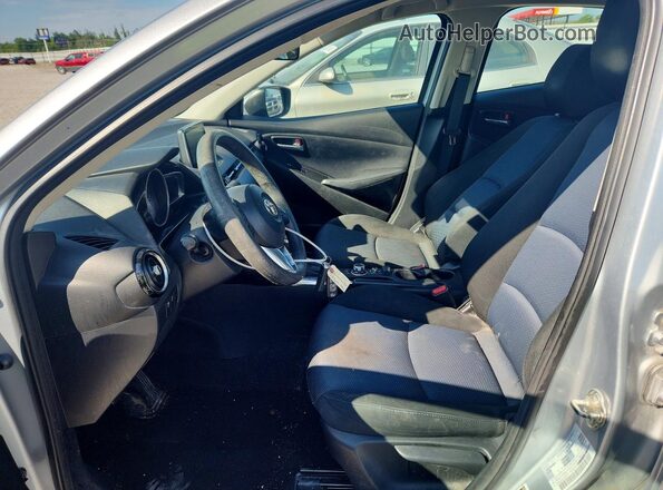 3MYDLBYV5JY331377 2018 TOYOTA YARIS Silver Вид салону спереду